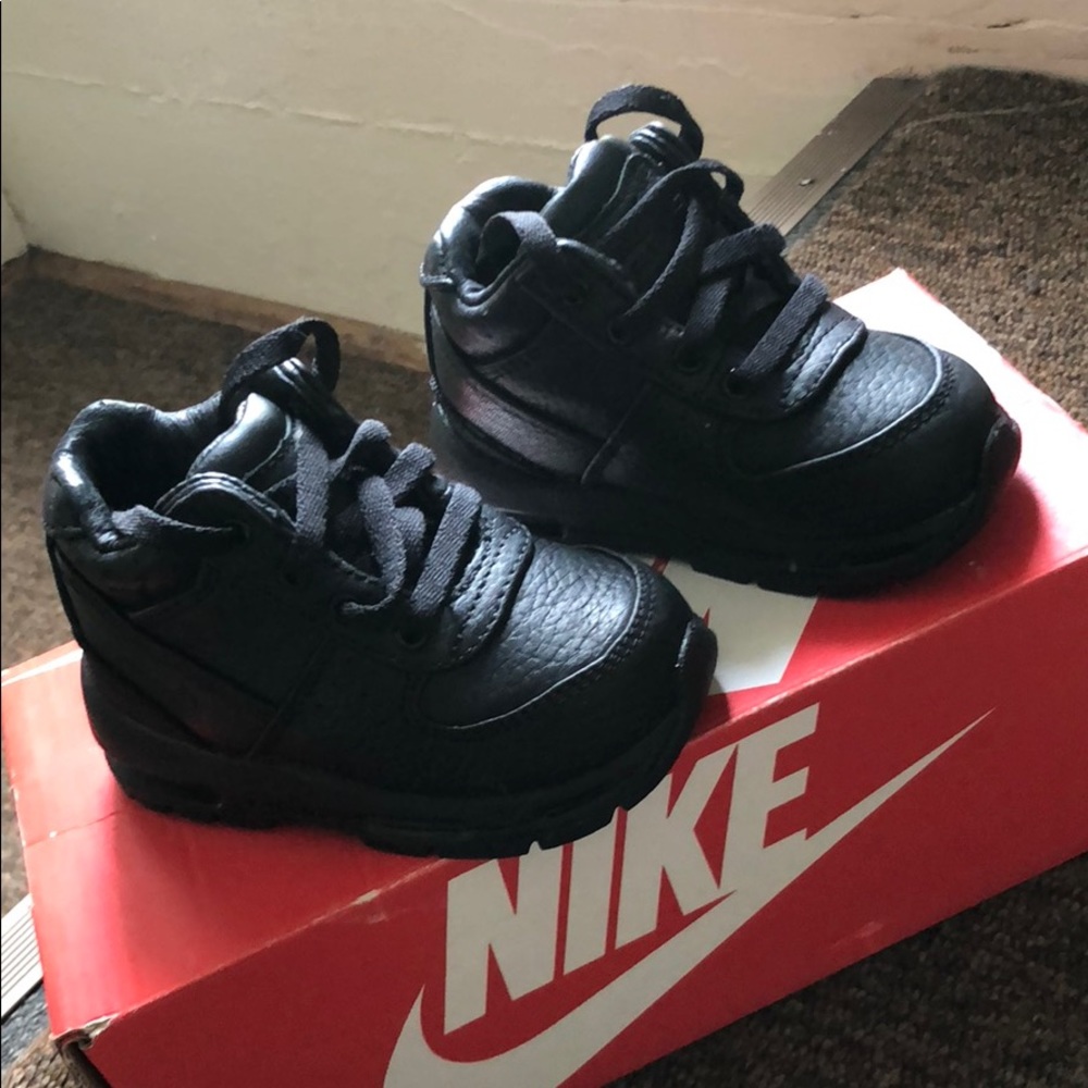 Infant Nike boots size 5c us